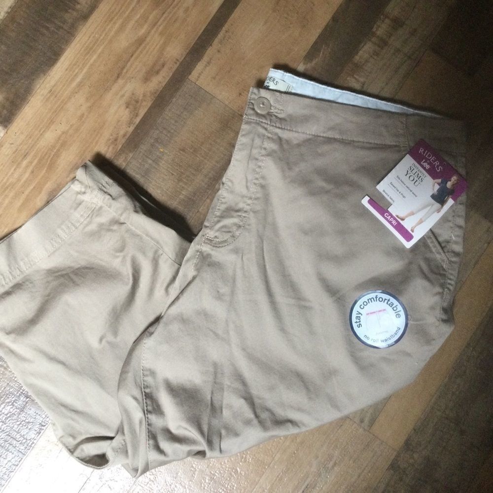 NWT. Lee Brand Women’s Sz. 18 Kaki Capri Pants